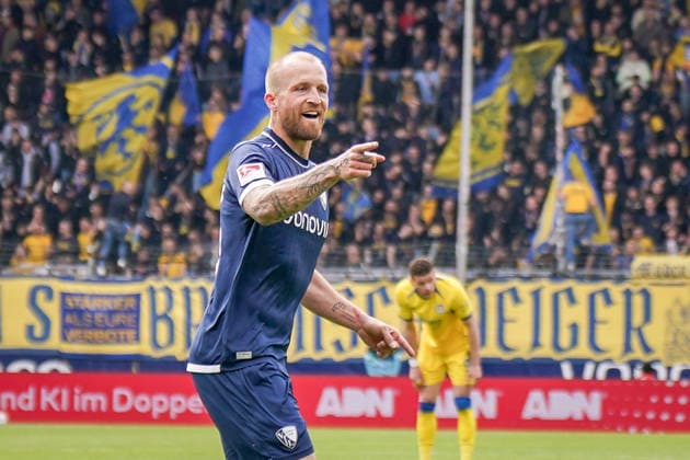 Deutschland: Fussball 2. Bundesliga 2025 - 2026, 29. Spieltag - VfL Bochum vs Eintracht Braunschweig - Vonovia Ruhrstadion: Tor und Torjubel zum 2:0 durch Philipp Hofmann (VfL Bochum, 33) Freude, Emotionen, Jubel - nach VAR Überprüfung nach Schiedsrichter Wolfgang Haslberger das Tor allerdings zurück.