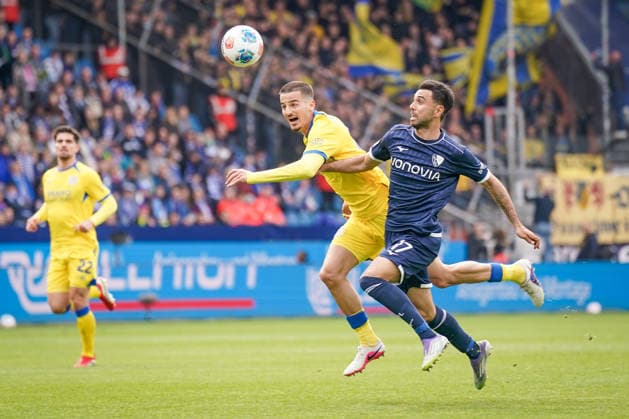 Deutschland: Fussball 2. Bundesliga 2025 - 2026, 29. Spieltag - VfL Bochum vs Eintracht Braunschweig - Vonovia Ruhrstadion: Gerrit Holtmann (VfL Bochum, 17) Andi Hoti (Eintracht Braunschweig, 4) im Zweikampf
