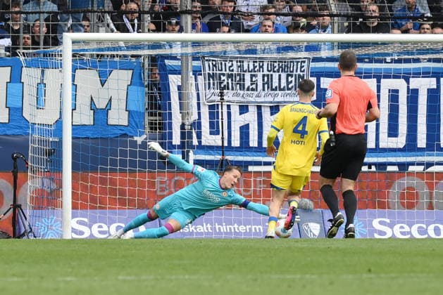 Gerrit Holtmann (VfL Bochum), nicht auf dem Bild, erzielt gegen Torwart Ron-Thorben Hoffmann (Eintracht Braunschweig) das Tor zum 1:0 12.04.2026, Fussball 2. Bundesliga, Saison 2025 2026, 29. Spieltag, VfL Bochum - Eintracht Braunschweig DFL regulations prohibit any use of photographs as image sequences and or quasi-video Bochum Vonovia Ruhrstadion Nordrhein Westfalen Deutschland