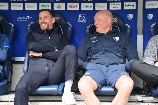 Simon Zoller (Leiter Lizenzbereich VfL Bochum), Trainer Uwe Rösler (VfL Bochum), v.li. 12.04.2026, Fussball 2. Bundesliga, Saison 2025 2026, 29. Spieltag, VfL Bochum - Eintracht Braunschweig DFL regulations prohibit any use of photographs as image sequences and or quasi-video Bochum Vonovia Ruhrstadion Nordrhein Westfalen Deutschland