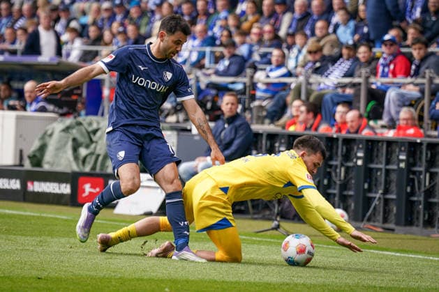 Deutschland: Fussball 2. Bundesliga 2025 - 2026, 29. Spieltag - VfL Bochum vs Eintracht Braunschweig - Vonovia Ruhrstadion: Gerrit Holtmann (VfL Bochum, 17) Mehmet Aydin (Eintracht Braunschweig, 8)
