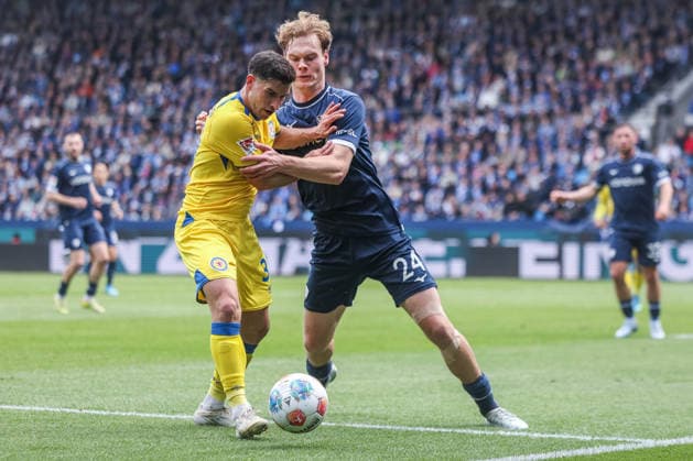 Fußball 2. Bundesliga 29. Spieltag VfL Bochum - Eintracht Braunschweig am 12.04.2026 im Vonovia Ruhrstadion in Bochum Robin Heußer ( Braunschweig ), links - Mats Pannewig ( Bochum ), rechts DFL regulations prohibit any use of photographs as image sequences and or quasi-video.