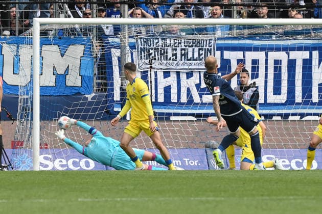 Der Treffer von Philipp Hofmann (VfL Bochum), re., wird nach VAR Überprüfung zurückgenommen 12.04.2026, Fussball 2. Bundesliga, Saison 2025 2026, 29. Spieltag, VfL Bochum - Eintracht Braunschweig DFL regulations prohibit any use of photographs as image sequences and or quasi-video Bochum Vonovia Ruhrstadion Nordrhein Westfalen Deutschland