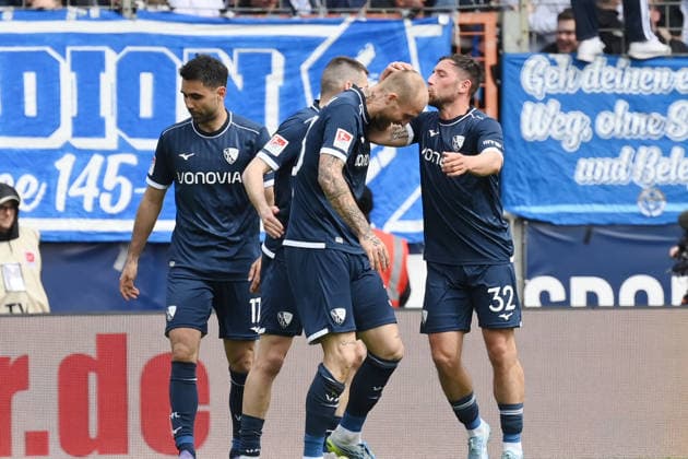 Jubel Bochum, v.li., Gerrit Holtmann (VfL Bochum), Matus Bero (VfL Bochum), Philipp Hofmann (VfL Bochum), Maximilian Wittek (VfL Bochum) 12.04.2026, Fussball 2. Bundesliga, Saison 2025 2026, 29. Spieltag, VfL Bochum - Eintracht Braunschweig DFL regulations prohibit any use of photographs as image sequences and or quasi-video Bochum Vonovia Ruhrstadion Nordrhein Westfalen Deutschland