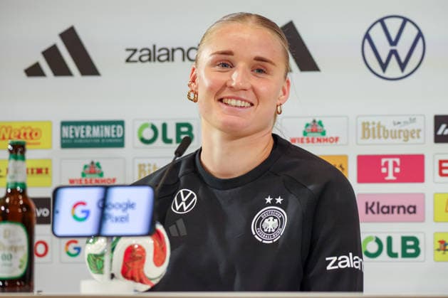 Herzogenaurach, Deutschland, 12. April 2026: Länderspielmaßnahme Vorbereitung auf das Frauen WM-Qualifikationsspiel gegen Österreich - Pressekonferenz in Herzogenaurach Im Bild: (Deutschland) bei der Pressekonferenz in Herzogenaurach Copyright: HMBxMedia MadeleinexFantini