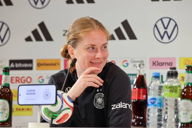Herzogenaurach, Deutschland, 12. April 2026: Länderspielmaßnahme Vorbereitung auf das Frauen WM-Qualifikationsspiel gegen Österreich - Pressekonferenz in Herzogenaurach Im Bild: Sjoeke Nüsken Nuesken (Deutschland) bei der Pressekonferenz in Herzogenaurach Copyright: HMBxMedia MadeleinexFantini