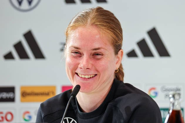 Herzogenaurach, Deutschland, 12. April 2026: Länderspielmaßnahme Vorbereitung auf das Frauen WM-Qualifikationsspiel gegen Österreich - Pressekonferenz in Herzogenaurach Im Bild: Sjoeke Nüsken Nuesken (Deutschland) bei der Pressekonferenz in Herzogenaurach Copyright: HMBxMedia MadeleinexFantini