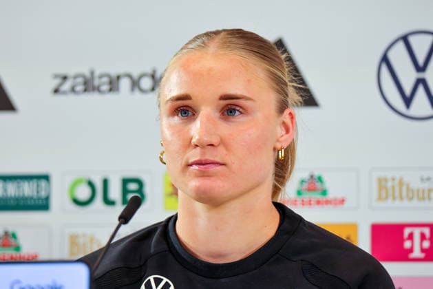 Herzogenaurach, Deutschland, 12. April 2026: Länderspielmaßnahme Vorbereitung auf das Frauen WM-Qualifikationsspiel gegen Österreich - Pressekonferenz in Herzogenaurach Im Bild: Jella Veit (Deutschland) bei der Pressekonferenz in Herzogenaurach Copyright: HMBxMedia MadeleinexFantini