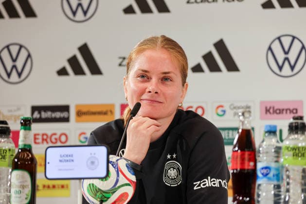 Herzogenaurach, Deutschland, 12. April 2026: Länderspielmaßnahme Vorbereitung auf das Frauen WM-Qualifikationsspiel gegen Österreich - Pressekonferenz in Herzogenaurach Im Bild: Sjoeke Nüsken Nuesken (Deutschland) bei der Pressekonferenz in Herzogenaurach Copyright: HMBxMedia MadeleinexFantini