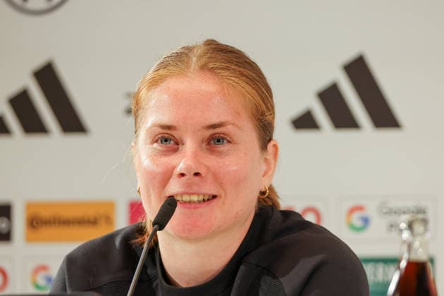 Herzogenaurach, Deutschland, 12. April 2026: Länderspielmaßnahme Vorbereitung auf das Frauen WM-Qualifikationsspiel gegen Österreich - Pressekonferenz in Herzogenaurach Im Bild: Sjoeke Nüsken Nuesken (Deutschland) bei der Pressekonferenz in Herzogenaurach Copyright: HMBxMedia MadeleinexFantini