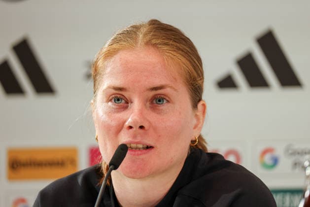 Herzogenaurach, Deutschland, 12. April 2026: Länderspielmaßnahme Vorbereitung auf das Frauen WM-Qualifikationsspiel gegen Österreich - Pressekonferenz in Herzogenaurach Im Bild: Sjoeke Nüsken Nuesken (Deutschland) bei der Pressekonferenz in Herzogenaurach Copyright: HMBxMedia MadeleinexFantini