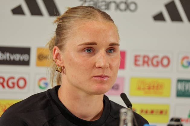Herzogenaurach, Deutschland, 12. April 2026: Länderspielmaßnahme Vorbereitung auf das Frauen WM-Qualifikationsspiel gegen Österreich - Pressekonferenz in Herzogenaurach Im Bild: Jella Veit (Deutschland) bei der Pressekonferenz in Herzogenaurach Copyright: HMBxMedia MadeleinexFantini