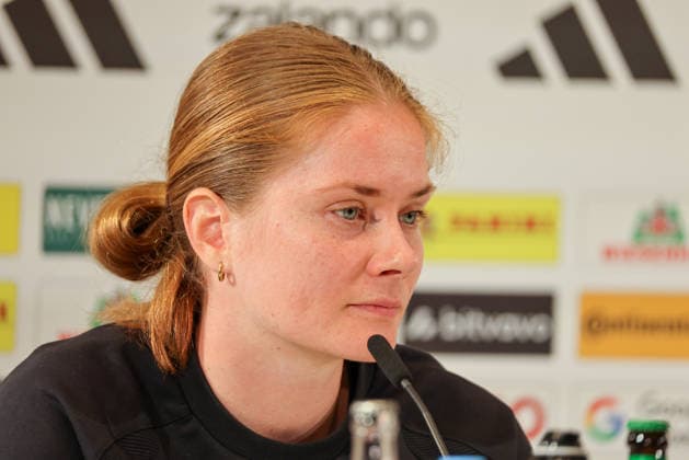 Herzogenaurach, Deutschland, 12. April 2026: Länderspielmaßnahme Vorbereitung auf das Frauen WM-Qualifikationsspiel gegen Österreich - Pressekonferenz in Herzogenaurach Im Bild: Sjoeke Nüsken Nuesken (Deutschland) bei der Pressekonferenz in Herzogenaurach Copyright: HMBxMedia MadeleinexFantini