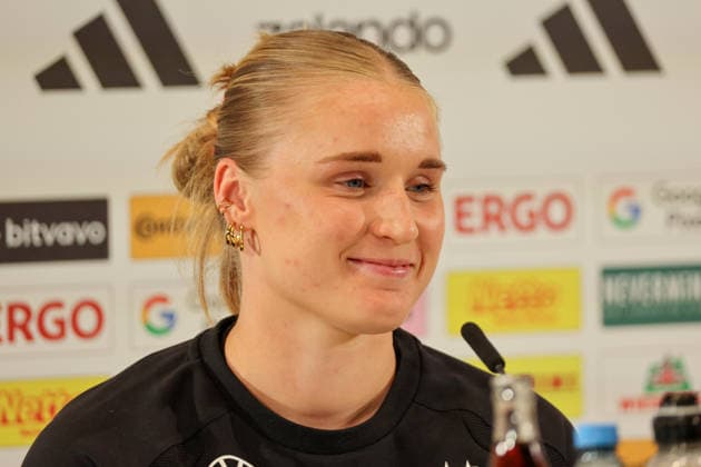 Herzogenaurach, Deutschland, 12. April 2026: Länderspielmaßnahme Vorbereitung auf das Frauen WM-Qualifikationsspiel gegen Österreich - Pressekonferenz in Herzogenaurach Im Bild: Jella Veit (Deutschland) bei der Pressekonferenz in Herzogenaurach Copyright: HMBxMedia MadeleinexFantini