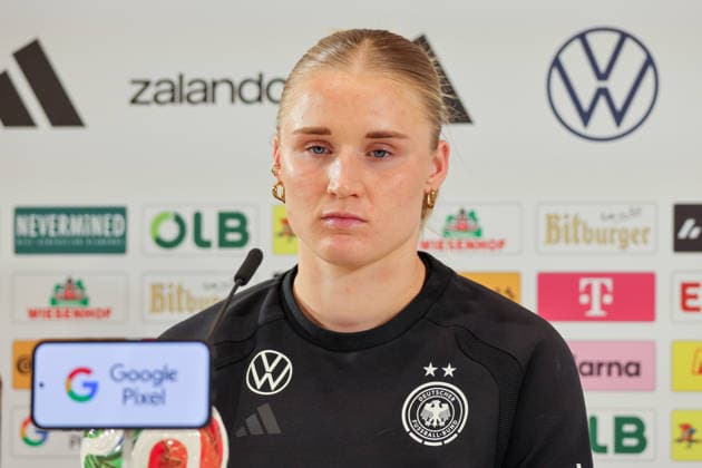 Herzogenaurach, Deutschland, 12. April 2026: Länderspielmaßnahme Vorbereitung auf das Frauen WM-Qualifikationsspiel gegen Österreich - Pressekonferenz in Herzogenaurach Im Bild: Jella Veit (Deutschland) bei der Pressekonferenz in Herzogenaurach Copyright: HMBxMedia MadeleinexFantini
