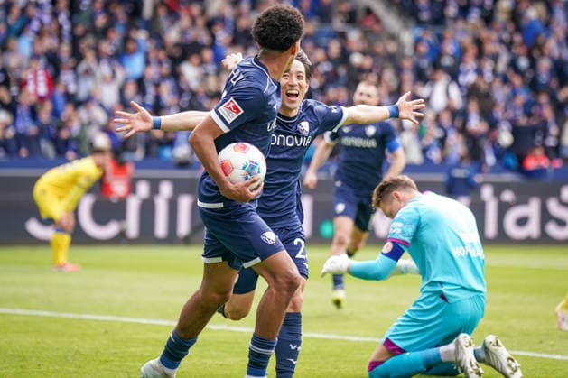 Deutschland: Fussball 2. Bundesliga 2025 - 2026, 29. Spieltag - VfL Bochum vs Eintracht Braunschweig - Vonovia Ruhrstadion: Tor und Torjubel zum 2:0 durch Koji Miyoshi (VfL Bochum, 23) Freude, Emotionen, Jubel mit Francis Onyeka (VfL Bochum, 21)