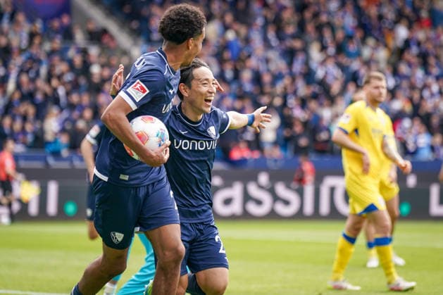 Deutschland: Fussball 2. Bundesliga 2025 - 2026, 29. Spieltag - VfL Bochum vs Eintracht Braunschweig - Vonovia Ruhrstadion: Tor und Torjubel zum 2:0 durch Koji Miyoshi (VfL Bochum, 23) Freude, Emotionen, Jubel mit Francis Onyeka (VfL Bochum, 21)