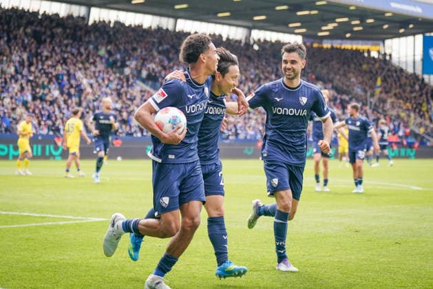 Deutschland: Fussball 2. Bundesliga 2025 - 2026, 29. Spieltag - VfL Bochum vs Eintracht Braunschweig - Vonovia Ruhrstadion: Tor und Torjubel zum 2:0 durch Koji Miyoshi (VfL Bochum, 23) Freude, Emotionen, Jubel mit Francis Onyeka (VfL Bochum, 21)