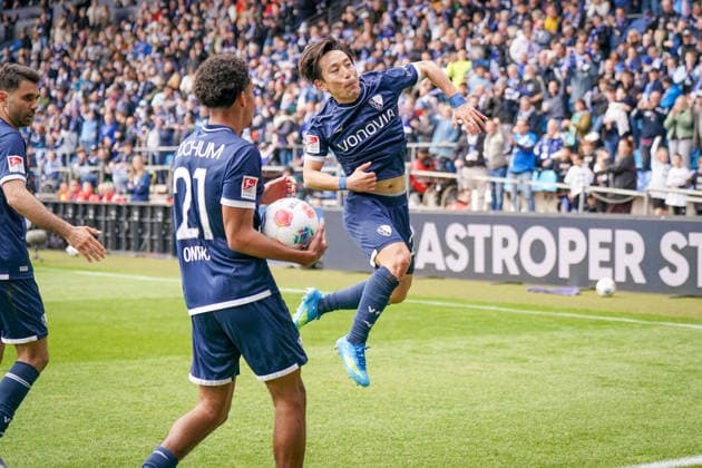 Deutschland: Fussball 2. Bundesliga 2025 - 2026, 29. Spieltag - VfL Bochum vs Eintracht Braunschweig - Vonovia Ruhrstadion: Tor und Torjubel zum 2:0 durch Koji Miyoshi (VfL Bochum, 23) Freude, Emotionen, Jubel mit Francis Onyeka (VfL Bochum, 21)