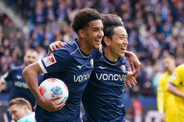 Deutschland: Fussball 2. Bundesliga 2025 - 2026, 29. Spieltag - VfL Bochum vs Eintracht Braunschweig - Vonovia Ruhrstadion: Tor und Torjubel zum 2:0 durch Koji Miyoshi (VfL Bochum, 23) Freude, Emotionen, Jubel mit Francis Onyeka (VfL Bochum, 21)