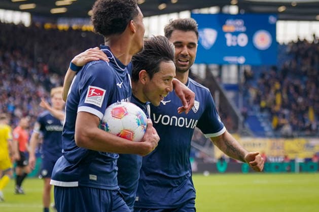 Deutschland: Fussball 2. Bundesliga 2025 - 2026, 29. Spieltag - VfL Bochum vs Eintracht Braunschweig - Vonovia Ruhrstadion: Tor und Torjubel zum 2:0 durch Koji Miyoshi (VfL Bochum, 23) Freude, Emotionen, Jubel mit Francis Onyeka (VfL Bochum, 21) und Gerrit Holtmann (VfL Bochum, 17)