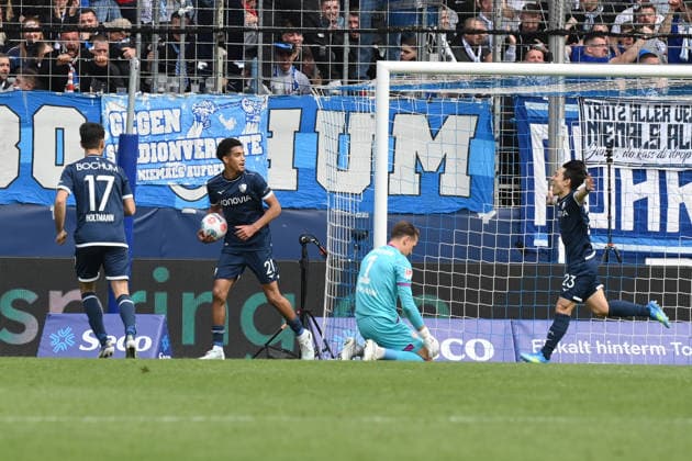 Jubel 2:0 v.re., Koji Miyoshi (VfL Bochum), Torwart Ron-Thorben Hoffmann (Eintracht Braunschweig), Francis Onyeka (VfL Bochum), Gerrit Holtmann (VfL Bochum) 12.04.2026, Fussball 2. Bundesliga, Saison 2025 2026, 29. Spieltag, VfL Bochum - Eintracht Braunschweig DFL regulations prohibit any use of photographs as image sequences and or quasi-video Bochum Vonovia Ruhrstadion Nordrhein Westfalen Deutschland