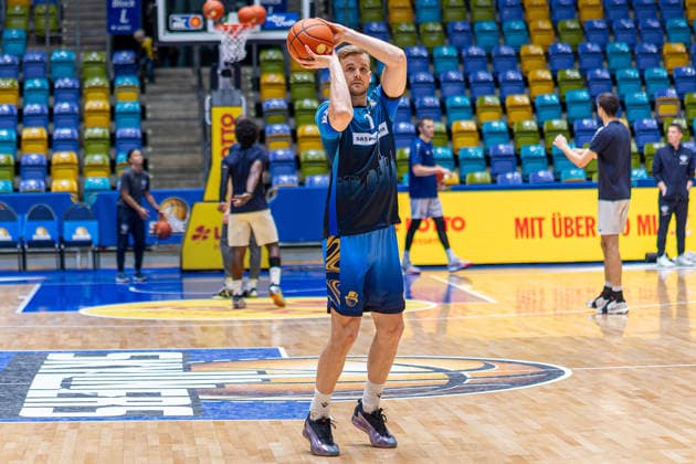 Basketball Bundesliga BBL, Frankfurt Skyliners vs. MLP Academics Heidelberg, Süwag Energie Arena Frankfurt am Main; 12.04.2026 Basketball Bundesliga BBL, Frankfurt am Main, Germany - 12.04.2026: Till Pape (Frankfurt Skyliners, 19) beim Warm-Up, Basketball Bundesliga BBL, Spiel der Frankfurt Skyliners vs. MLP Academics Heidelberg, Süwag Energie Arena Frankfurt am Main Copyright: xBEAUTIFULxSPORTS Freudensteinx