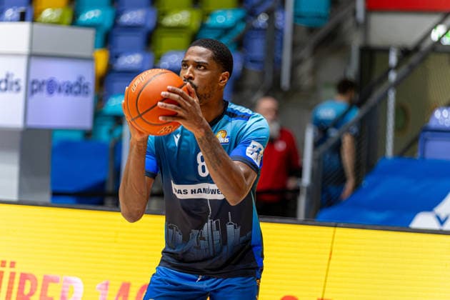 Basketball Bundesliga BBL, Frankfurt Skyliners vs. MLP Academics Heidelberg, Süwag Energie Arena Frankfurt am Main; 12.04.2026 Basketball Bundesliga BBL, Frankfurt am Main, Germany - 12.04.2026: William Christmas (Frankfurt Skyliners, 8) beim Warm-Up, Basketball Bundesliga BBL, Spiel der Frankfurt Skyliners vs. MLP Academics Heidelberg, Süwag Energie Arena Frankfurt am Main Copyright: xBEAUTIFULxSPORTS Freudensteinx