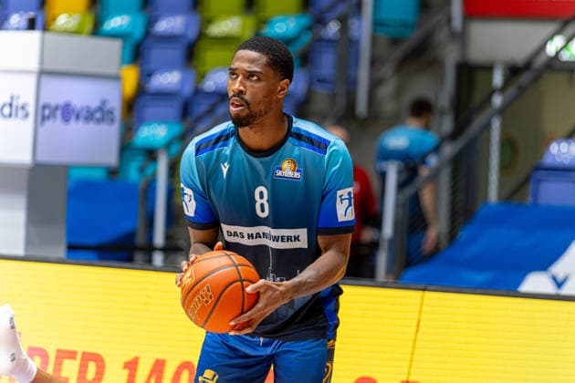 Basketball Bundesliga BBL, Frankfurt Skyliners vs. MLP Academics Heidelberg, Süwag Energie Arena Frankfurt am Main; 12.04.2026 Basketball Bundesliga BBL, Frankfurt am Main, Germany - 12.04.2026: William Christmas (Frankfurt Skyliners, 8) beim Warm-Up, Basketball Bundesliga BBL, Spiel der Frankfurt Skyliners vs. MLP Academics Heidelberg, Süwag Energie Arena Frankfurt am Main Copyright: xBEAUTIFULxSPORTS Freudensteinx