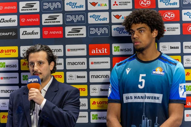 Basketball Bundesliga BBL, Frankfurt Skyliners vs. MLP Academics Heidelberg, Süwag Energie Arena Frankfurt am Main; 12.04.2026 Basketball Bundesliga BBL, Frankfurt am Main, Germany - 12.04.2026: Sepehr Tarrah (Assistent Coach Frankfurt Skyliners) und Jamie Edoka (Frankfurt Skyliners, 5) im Pregame Interview ,Basketball Bundesliga BBL, Spiel der Frankfurt Skyliners vs. MLP Academics Heidelberg, Süwag Energie Arena Frankfurt am Main, Copyright: xBEAUTIFULxSPORTS Freudensteinx