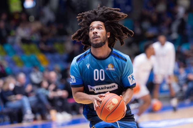 Frankfurt Skyliners - MLP Academics Heidelberg, easyCredit BBL Tyger Campbell (Skyliners, 00) während des Warm-ups. Spiel der easyCredit BBL zwischen den Frankfurt Skyliners und den MLP Academics Heidelberg am 12. April 2026 in der Süwag Energie ARENA in Frankfurt am Main., Frankfurt am Main Hessen Deutschland Süwag Energie ARENA