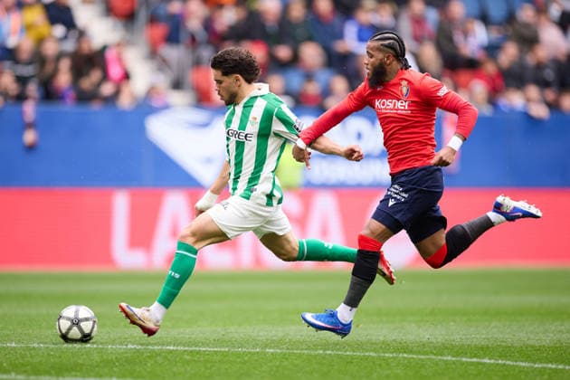 April 12, 2026, Pamplona, Navarra, Spain: Ez Abde Ezzalzouli of Real Betis Balompie competes for the ball with Valentin Rosier of CA Osasuna during the LaLiga EA Sports match between CA Osasuna and Real Betis Balompie at El Sadar on April 12, 2026, in Pamplona, Spain. CA Osasuna V Real Betis Balompie - LaLiga EA Sports  - ZUMAa181 20260412_zaa_a181_122 Copyright: xRicardoxLarreinax