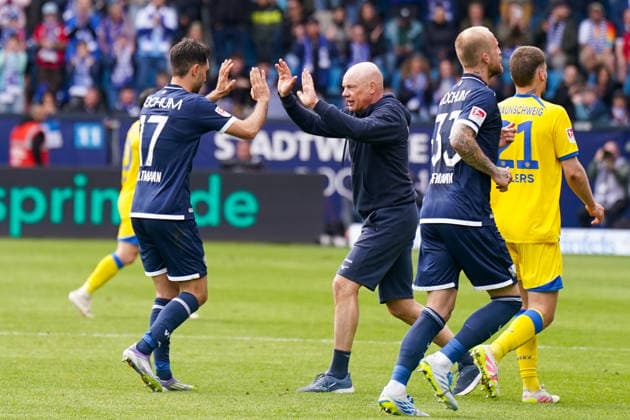 Deutschland: Fussball 2. Bundesliga 2025 - 2026, 29. Spieltag - VfL Bochum vs Eintracht Braunschweig - Vonovia Ruhrstadion: Uwe Rösler Uwe Roesler Uwe Rosler (Trainer, VfL Bochum) und Gerrit Holtmann (VfL Bochum, 17) zur Halbzeitpause