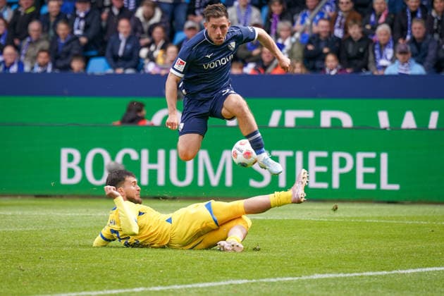 Deutschland: Fussball 2. Bundesliga 2025 - 2026, 29. Spieltag - VfL Bochum vs Eintracht Braunschweig - Vonovia Ruhrstadion: Maximilian Wittek (VfL Bochum, 32) und Mehmet Aydin (Eintracht Braunschweig, 8) *** Germany Soccer 2 Bundesliga 2025 2026, Matchday 29 VfL Bochum vs Eintracht Braunschweig Vonovia Ruhrstadion Maximilian Wittek VfL Bochum, 32 and Mehmet Aydin Eintracht Braunschweig, 8 Copyright: xJOERANxSTEINSIEKx