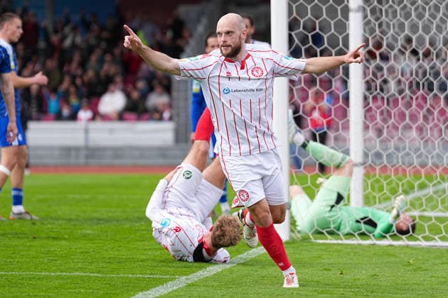 12.04.2026, xydrx, Fußball, Regionalliga West, SC Fortuna Köln - FC Schalke 04 II , Saison 2025 2026, Südstadion: Torjubel nach dem Tor zum 2:0 für den SC Fortuna Köln durch Torschütze Adrian Stanilewicz (SC Fortuna Köln, 20) *** 12 04 2026, xydrx, Soccer, Regionalliga West, SC Fortuna Köln FC Schalke 04 II , Season 2025 2026, Südstadion Goal celebration after the 2-0 goal for SC Fortuna Köln by scorer Adrian Stanilewicz SC Fortuna Köln, 20 Copyright: HMBxMedia YannisxDreimann