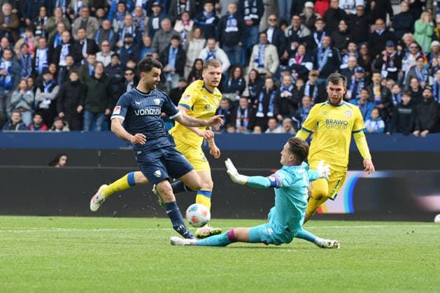 Gerrit Holtmann (VfL Bochum), li., schgeitert an Torwart Ron-Thorben Hoffmann (Eintracht Braunschweig) 12.04.2026, Fussball 2. Bundesliga, Saison 2025 2026, 29. Spieltag, VfL Bochum - Eintracht Braunschweig DFL regulations prohibit any use of photographs as image sequences and or quasi-video Bochum Vonovia Ruhrstadion Nordrhein Westfalen Deutschland