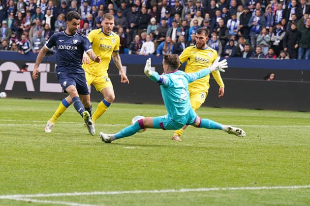 Deutschland: Fussball 2. Bundesliga 2025 - 2026, 29. Spieltag - VfL Bochum vs Eintracht Braunschweig - Vonovia Ruhrstadion: Gerrit Holtmann (VfL Bochum, 17) am Ball vor Ron-Thorben Hoffmann (Eintracht Braunschweig, 1)