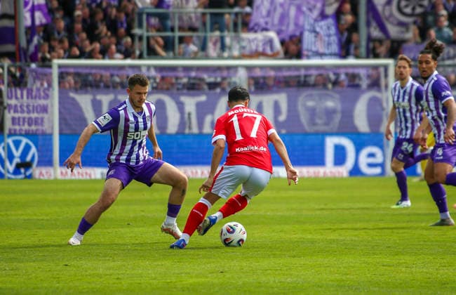 Deutschland: 3. Liga 2025 2026, 33. Spieltag - VfL Osnabrück vs Energie Cottbus - Bremer Brücke (Osnabrück): Can Moustfa (Energie Cottbus, 17) Patrick Kammerbauer (VfL Osnabrück, 31) Osnabrück Copyright: xAymanxAlahmedx