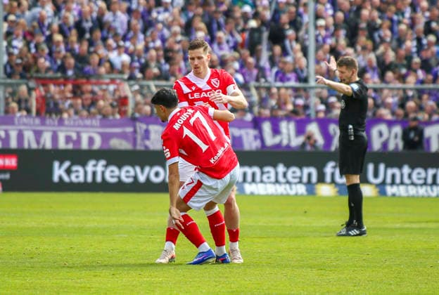 Deutschland: 3. Liga 2025 2026, 33. Spieltag - VfL Osnabrück vs Energie Cottbus - Bremer Brücke (Osnabrück): Axel Borgmann (Energie Cottbus, 20) Can Moustfa (Energie Cottbus, 17) Osnabrück Copyright: xAymanxAlahmedx