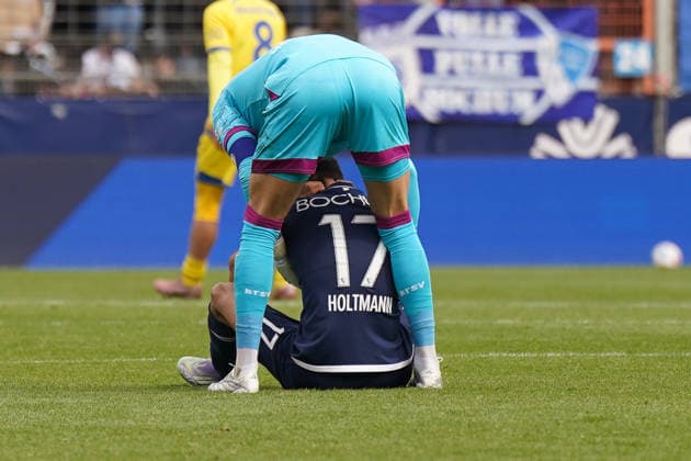 Deutschland: Fussball 2. Bundesliga 2025 - 2026, 29. Spieltag - VfL Bochum vs Eintracht Braunschweig - Vonovia Ruhrstadion: Gerrit Holtmann (VfL Bochum, 17) verletzt mit Ron-Thorben Hoffmann (Eintracht Braunschweig, 1)