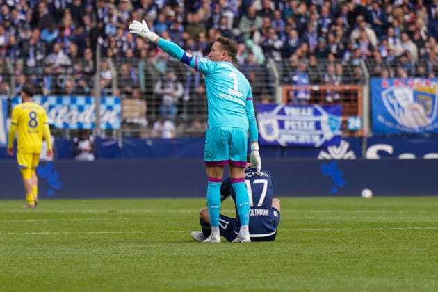Deutschland: Fussball 2. Bundesliga 2025 - 2026, 29. Spieltag - VfL Bochum vs Eintracht Braunschweig - Vonovia Ruhrstadion: Gerrit Holtmann (VfL Bochum, 17) verletzt mit Ron-Thorben Hoffmann (Eintracht Braunschweig, 1)