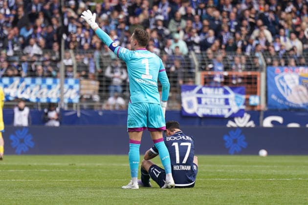 Deutschland: Fussball 2. Bundesliga 2025 - 2026, 29. Spieltag - VfL Bochum vs Eintracht Braunschweig - Vonovia Ruhrstadion: Gerrit Holtmann (VfL Bochum, 17) verletzt mit Ron-Thorben Hoffmann (Eintracht Braunschweig, 1)