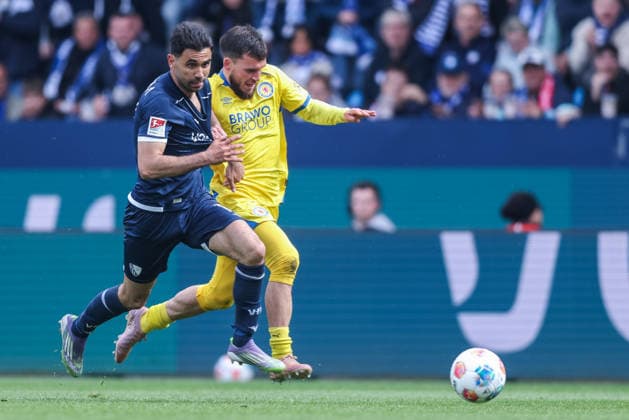 Fußball 2. Bundesliga 29. Spieltag VfL Bochum - Eintracht Braunschweig am 12.04.2026 im Vonovia Ruhrstadion in Bochum Gerrit Holtmann ( Bochum ), links - Mehmet Aydin ( Braunschweig ), rechts DFL regulations prohibit any use of photographs as image sequences and or quasi-video.