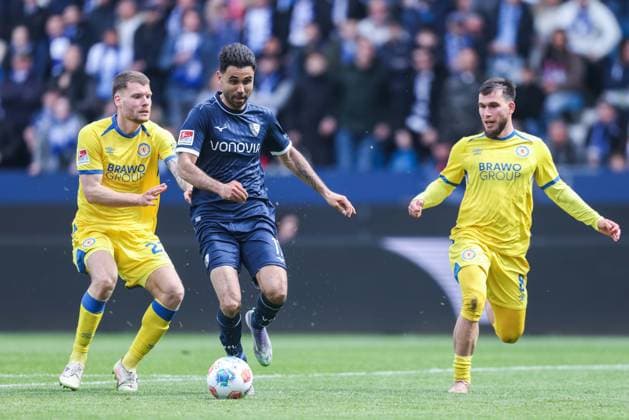 Fußball 2. Bundesliga 29. Spieltag VfL Bochum - Eintracht Braunschweig am 12.04.2026 im Vonovia Ruhrstadion in Bochum Kevin Ehlers ( Braunschweig ), links - Gerrit Holtmann ( Bochum ), mitte - Mehmet Aydin ( Braunschweig ), rechts DFL regulations prohibit any use of photographs as image sequences and or quasi-video.