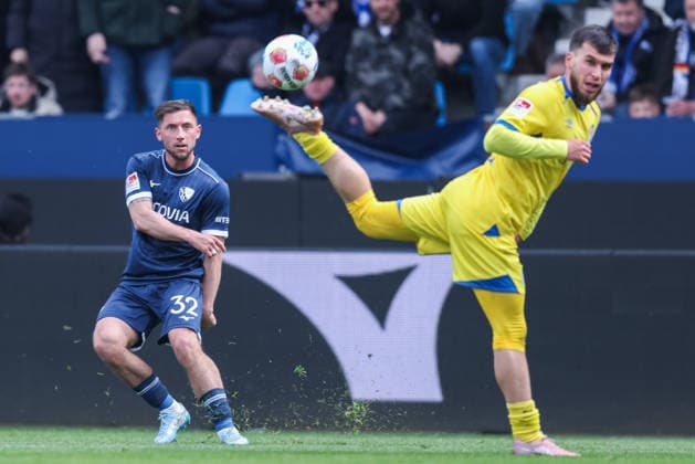Fußball 2. Bundesliga 29. Spieltag VfL Bochum - Eintracht Braunschweig am 12.04.2026 im Vonovia Ruhrstadion in Bochum Maximilian Wittek ( Bochum ), links - Mehmet Aydin ( Braunschweig ), rechts DFL regulations prohibit any use of photographs as image sequences and or quasi-video.