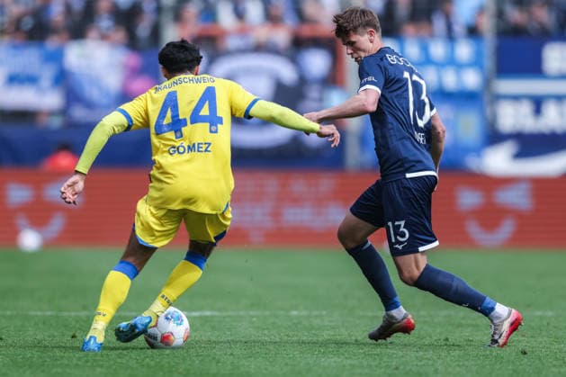 Fußball 2. Bundesliga 29. Spieltag VfL Bochum - Eintracht Braunschweig am 12.04.2026 im Vonovia Ruhrstadion in Bochum Johan Gomez ( Braunschweig ), links - Oliver Olsen ( Bochum ), rechts DFL regulations prohibit any use of photographs as image sequences and or quasi-video.