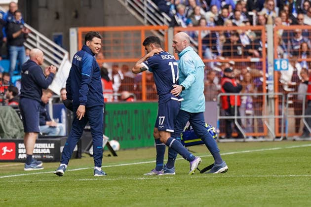 Deutschland: Fussball 2. Bundesliga 2025 - 2026, 29. Spieltag - VfL Bochum vs Eintracht Braunschweig - Vonovia Ruhrstadion: Gerrit Holtmann (VfL Bochum, 17) muss verletzt vom Platz