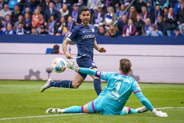 Deutschland: Fussball 2. Bundesliga 2025 - 2026, 29. Spieltag - VfL Bochum vs Eintracht Braunschweig - Vonovia Ruhrstadion: Gerrit Holtmann (VfL Bochum, 17) am Ball mit Ron-Thorben Hoffmann (Eintracht Braunschweig, 1)
