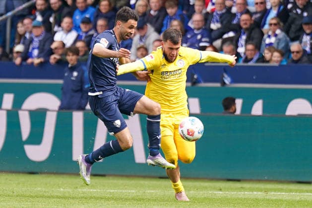 Deutschland: Fussball 2. Bundesliga 2025 - 2026, 29. Spieltag - VfL Bochum vs Eintracht Braunschweig - Vonovia Ruhrstadion: Gerrit Holtmann (VfL Bochum, 17) Mehmet Aydin (Eintracht Braunschweig, 8)