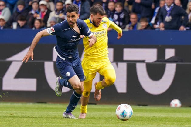 Deutschland: Fussball 2. Bundesliga 2025 - 2026, 29. Spieltag - VfL Bochum vs Eintracht Braunschweig - Vonovia Ruhrstadion: Gerrit Holtmann (VfL Bochum, 17) Mehmet Aydin (Eintracht Braunschweig, 8)
